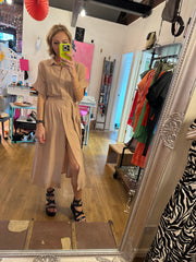 ESSENTIAL SHIRT DRESS WITH BELT IN CAMEL